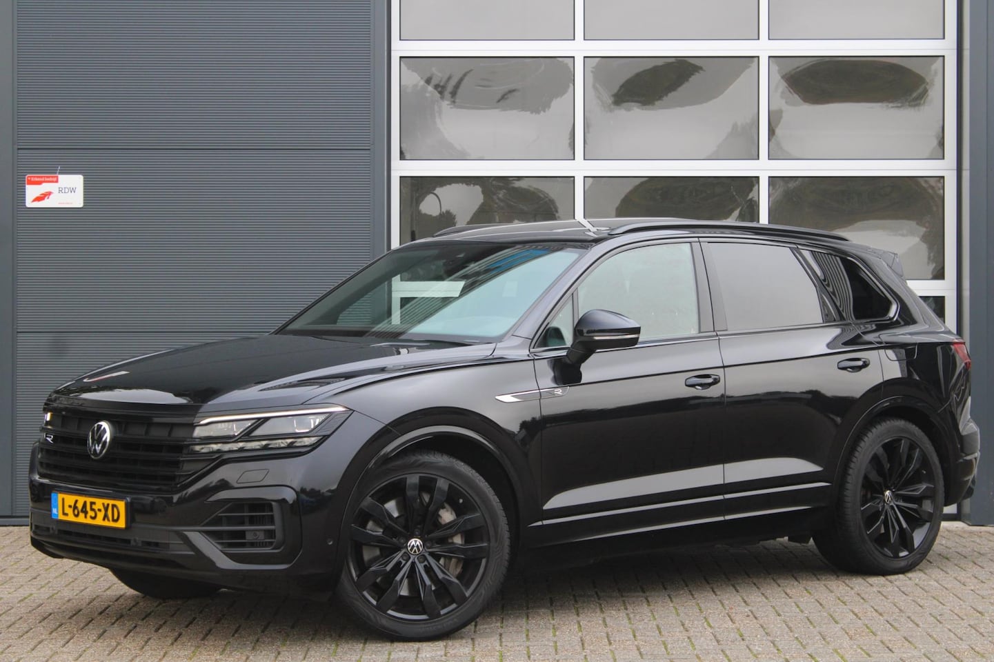 Volkswagen Touareg - 3.0 TSi 4MOTION R 462pk eHybrid | Pano | Elek. trekhaak | HUD| Luchtvering - AutoWereld.nl