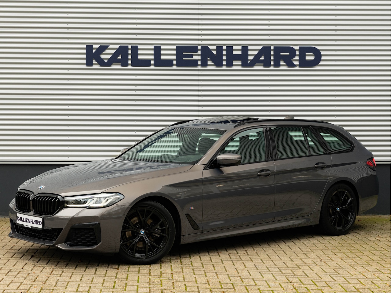BMW 5-serie Touring - 520i M-Sport - Individual - Pano - Harman Kardon - Comfortzetels - AutoWereld.nl