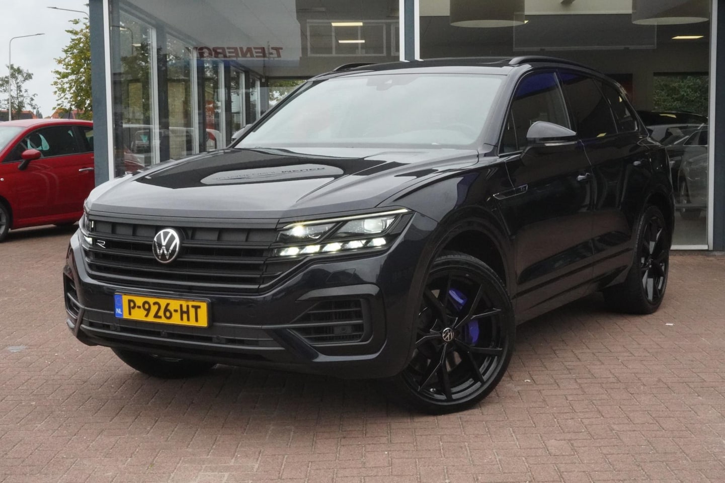 Volkswagen Touareg - 3.0 TSi 4MOTION R-Line | Automaat | Navigatie | Panodak | Trekhaak | Vol opties | Zwart | - AutoWereld.nl