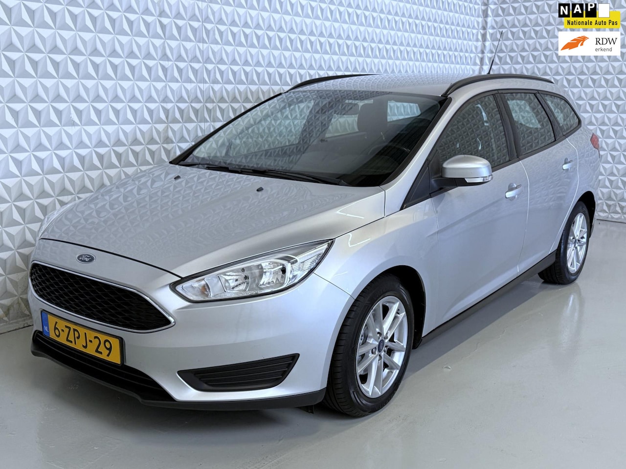 Ford Focus Wagon - 1.0 Trend Edition / DISTRIBUTIERIEM KAPOT! (2015) - AutoWereld.nl