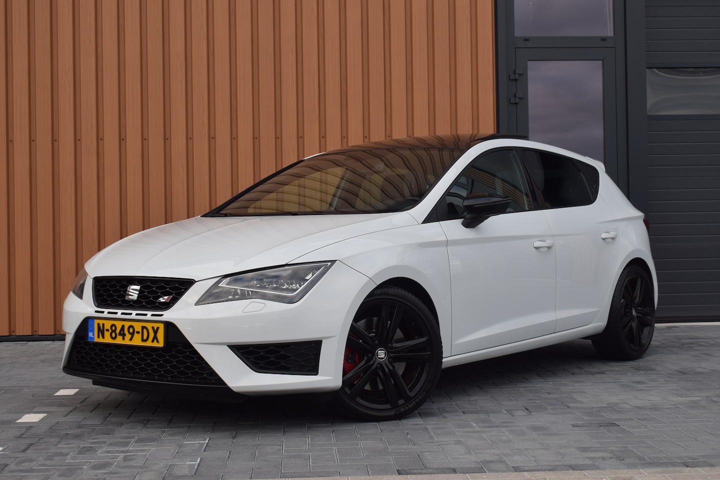 SEAT Leon - 2.0 TSI DSG 265pk Cupra | Pano | LED | 19" - AutoWereld.nl