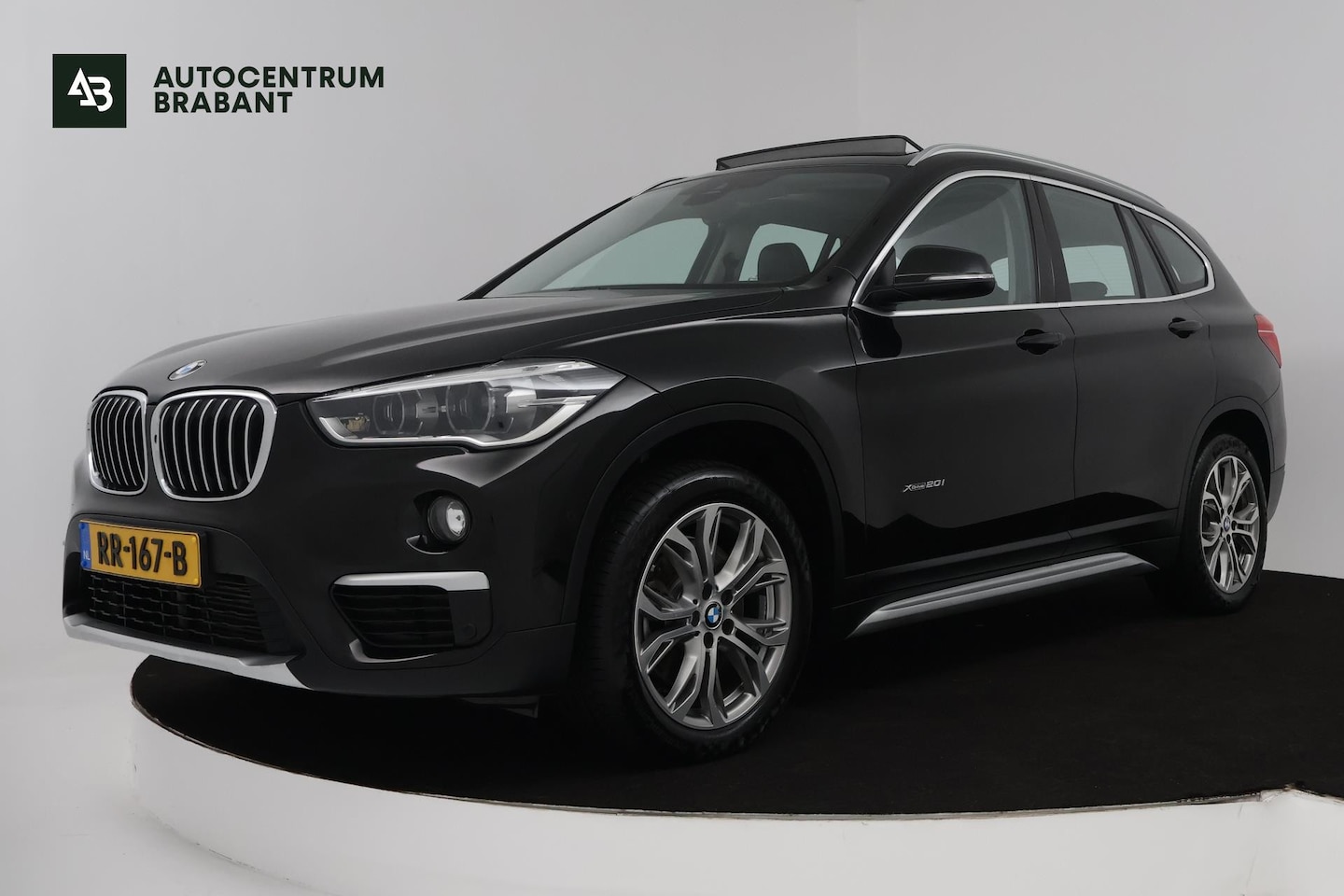 BMW X1 - XDrive20i High Executive (PANORAMADAK, TREKHAAK, STOELVERWARMING, ACHTERUITRIJCAMERA, HEAD - AutoWereld.nl