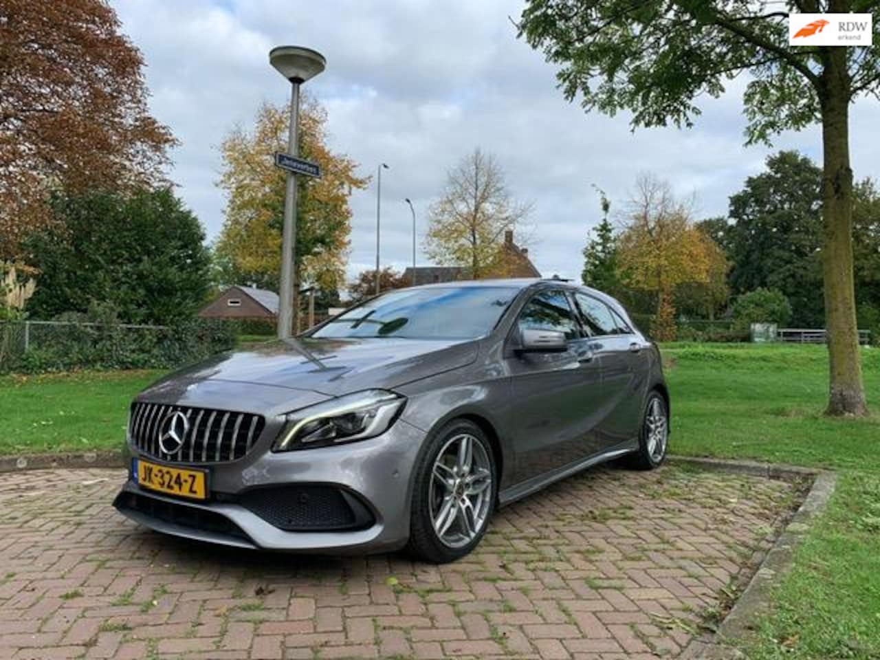 Mercedes-Benz A-klasse - 180 panoramadak AMG H&K Stoelverwarming 1 JAAR GARANTIE - AutoWereld.nl