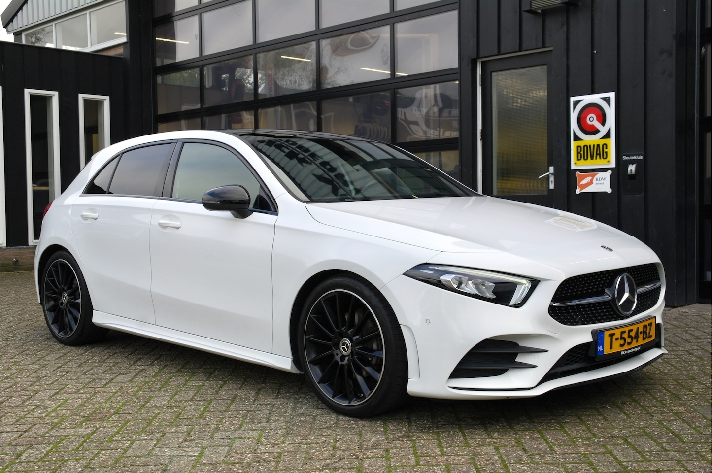 Mercedes-Benz A-klasse - 160 Premium Plus | AMG Styling | LED | Pano | 19" - AutoWereld.nl