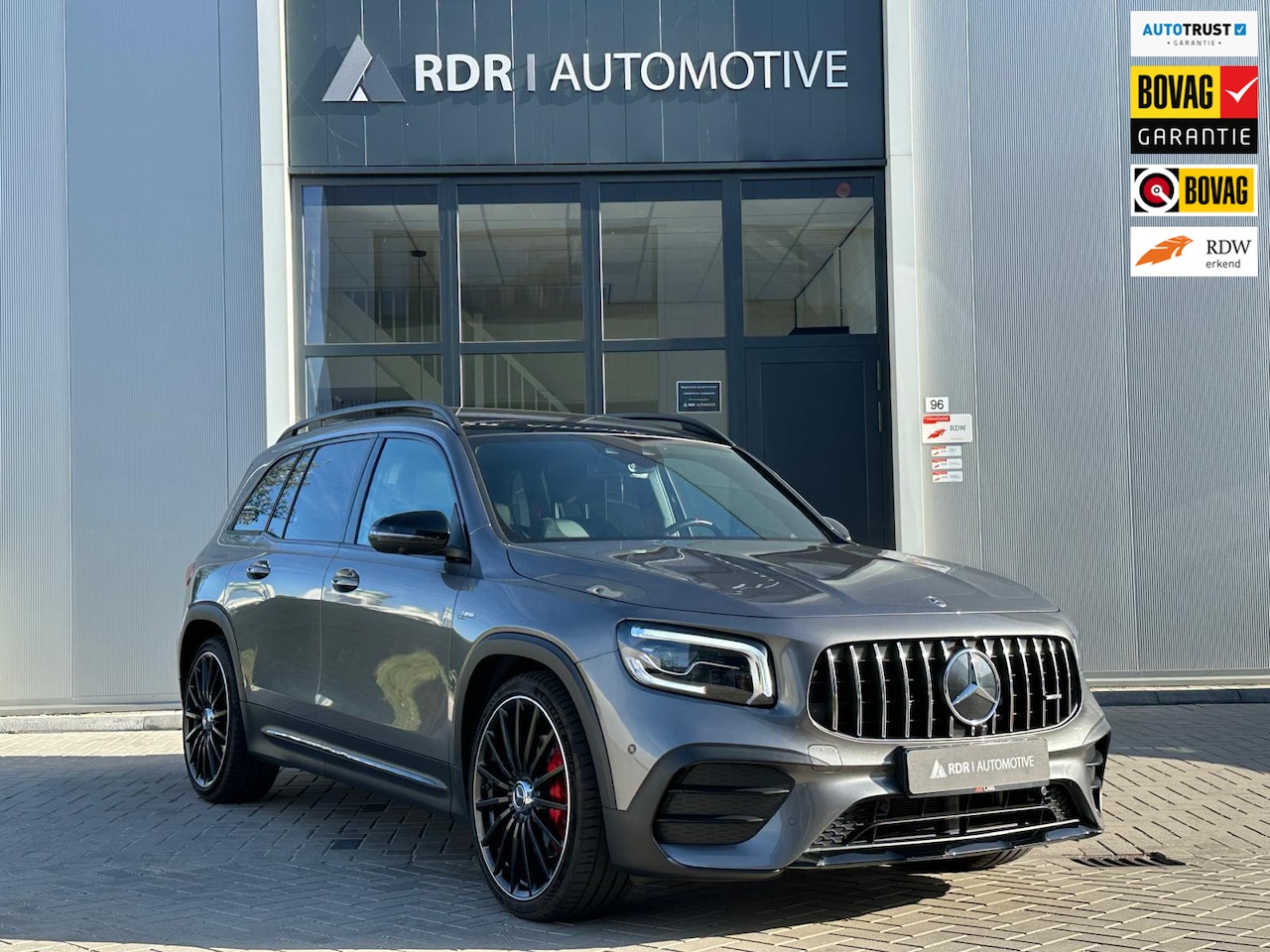 Mercedes-Benz GLB - GLB 35 AMG | 4MATIC | Pano | Keyless | Sfeerverlichting | - AutoWereld.nl