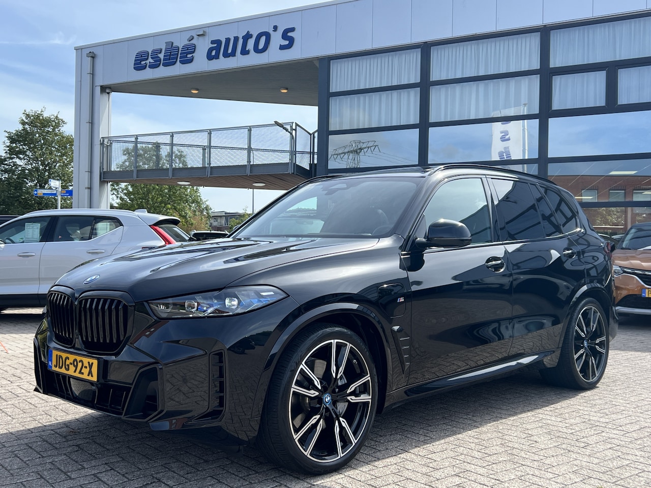 BMW X5 - xDrive50e M-Sport Trekhaak Panoramadak Head-Up Display 360 Camera 22 Inch Velgen Luchtveri - AutoWereld.nl