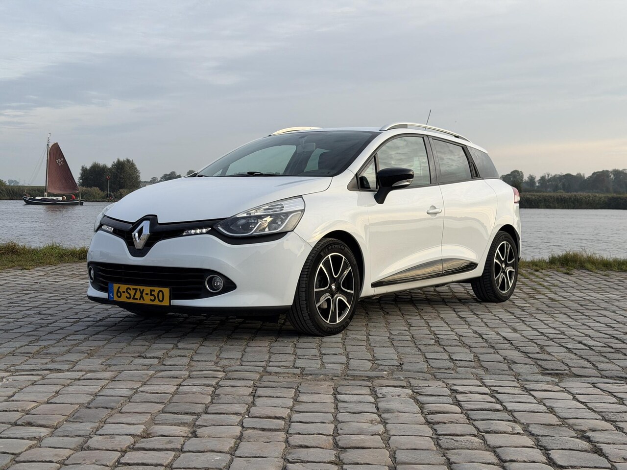 Renault Clio Estate - 0.9 TCe Expression|Cruise|PDC|Bluetooth - AutoWereld.nl