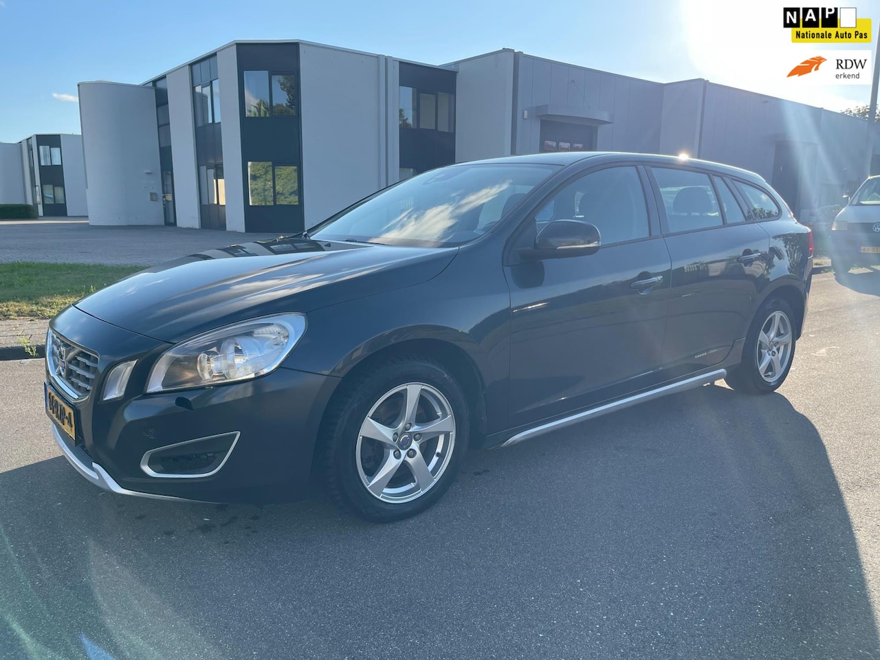 Volvo V60 - 2.0 D3 Kinetic BJ 2011 AIRCO Trekhaak - AutoWereld.nl