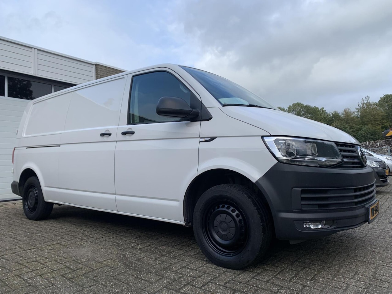 Volkswagen Transporter - 2.0 TDI L2H1 102PK EURO6 3P NWE APK Airco Trekhaak Cruise control - AutoWereld.nl