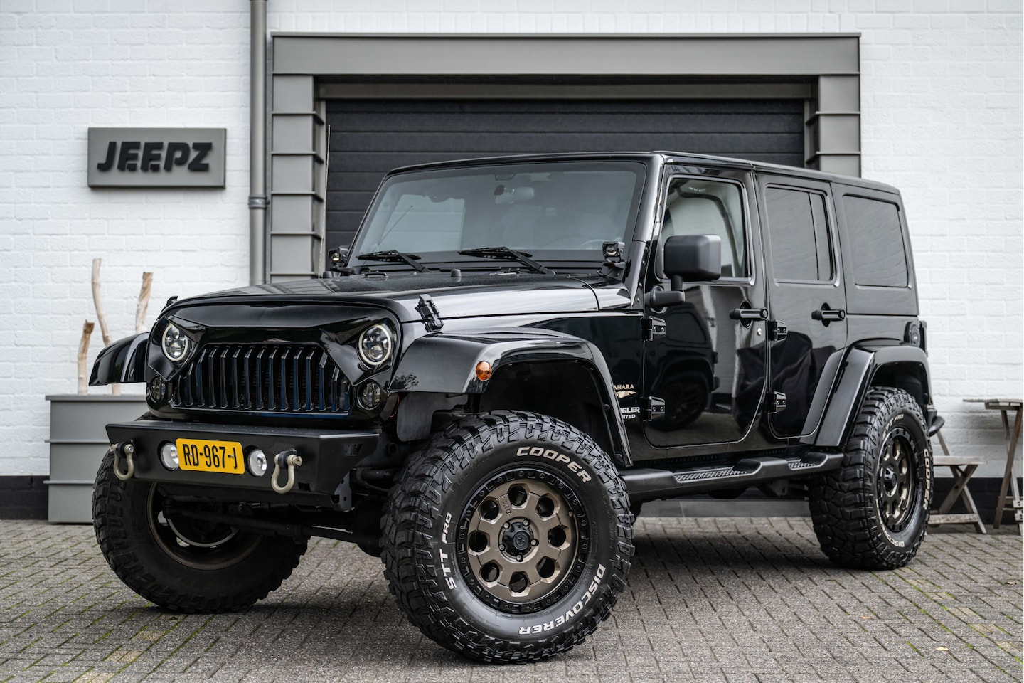 Jeep Wrangler Unlimited - 3.6 Sahara / 17"Atx lmv / Raptor bumper / Booskijkgrille / lpg - AutoWereld.nl