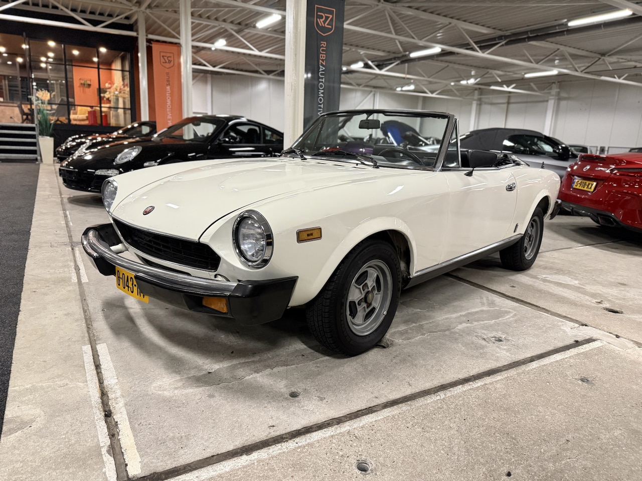 Fiat 124 Spider - 2000 l Pininfarina l Nette en 'harde' conditie - AutoWereld.nl