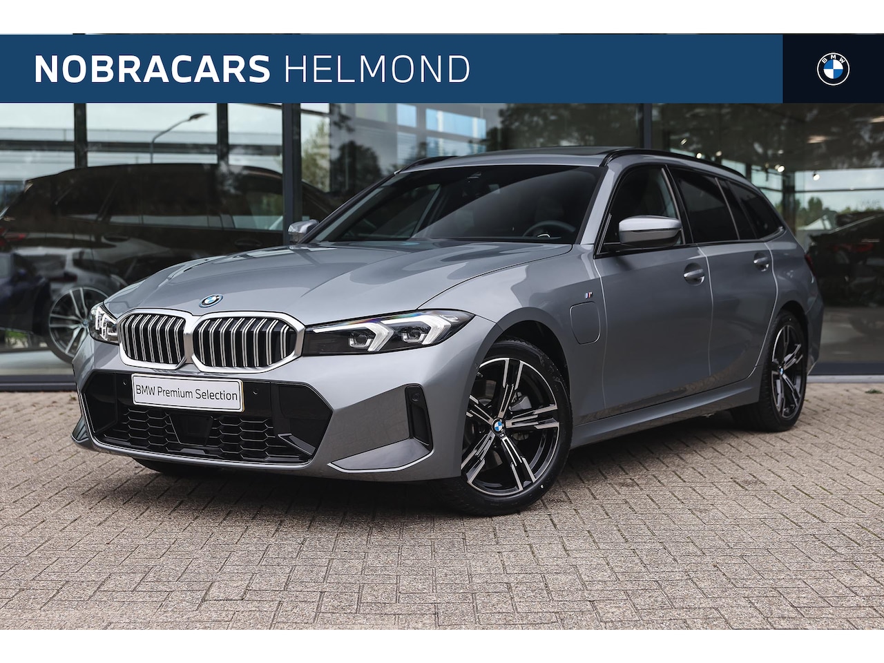 BMW 3-serie Touring - 330e M Sport Automaat / Panoramadak / Trekhaak / Achteruitrijcamera / M Adaptief onderstel - AutoWereld.nl