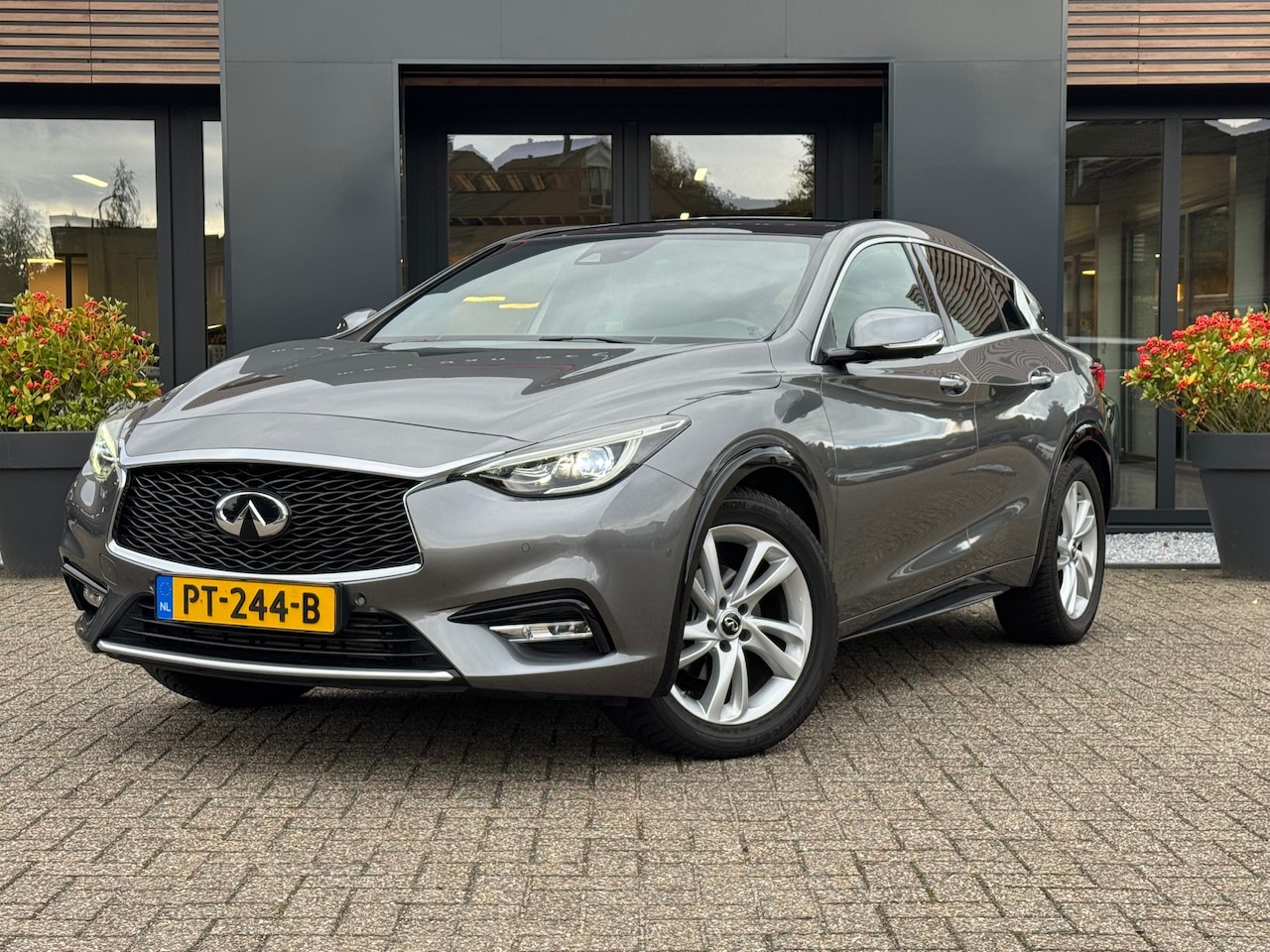 INFINITI Q30