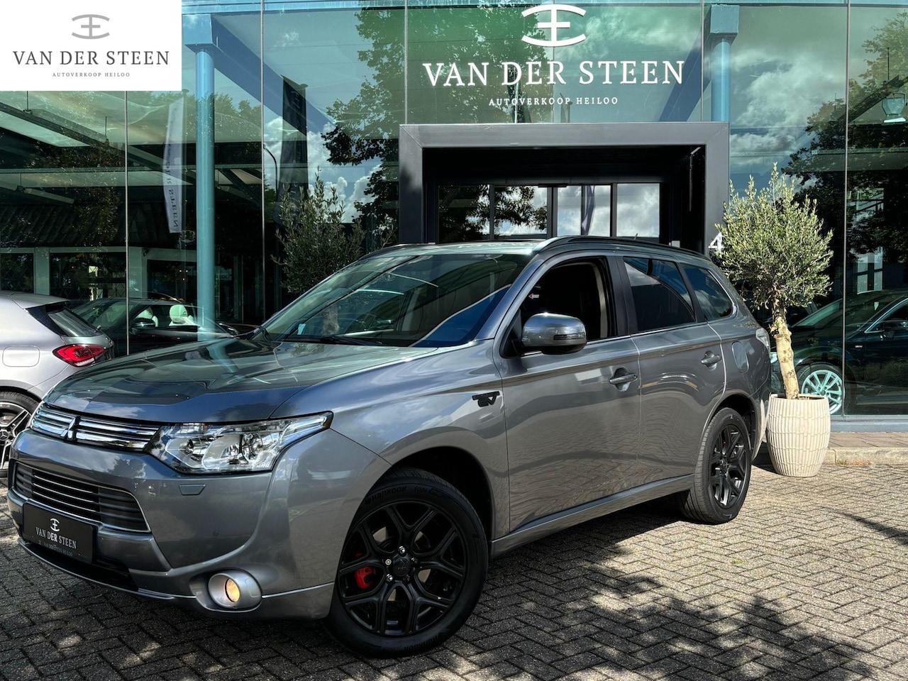Mitsubishi Outlander - 2.0 PHEV Instyle X-Line Schuifdak | Elektrische Stoelen | NL Auto - AutoWereld.nl