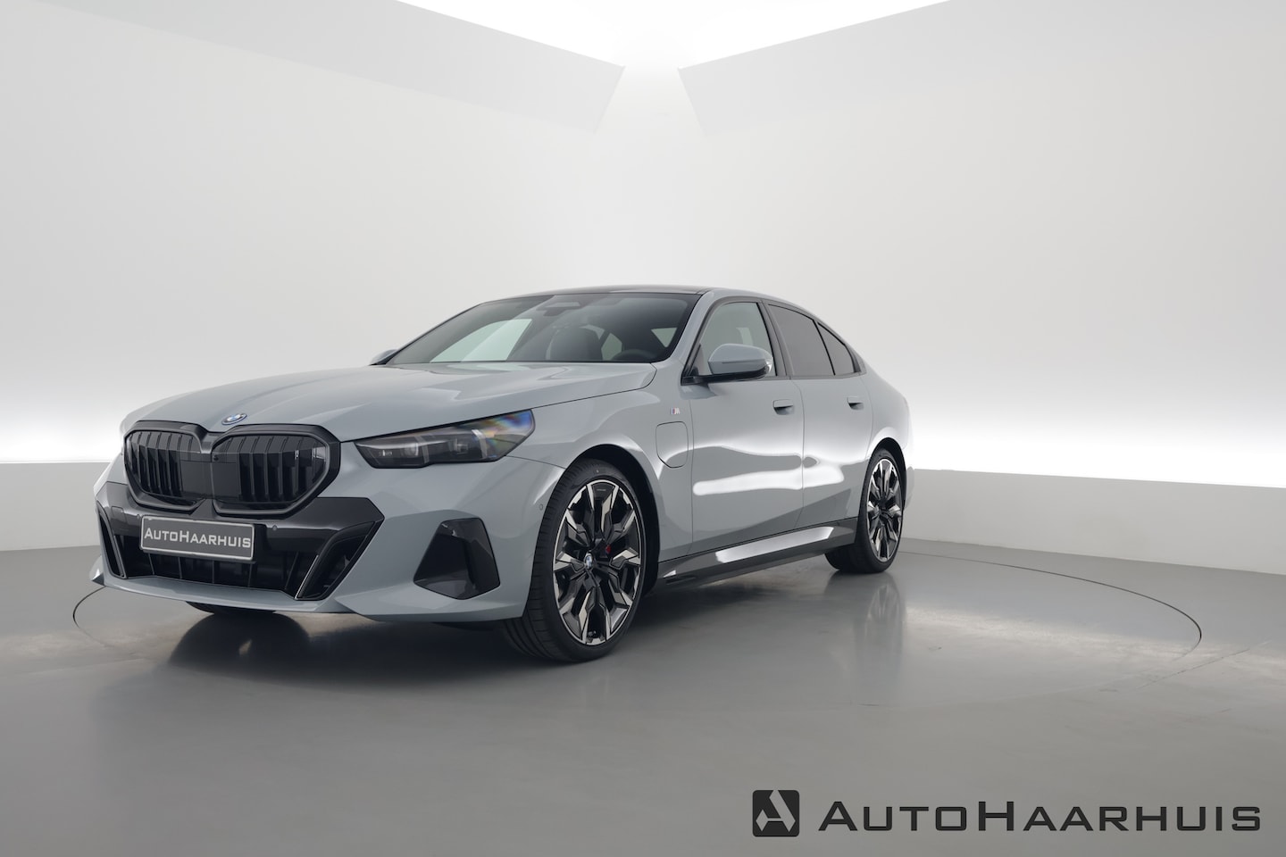 BMW 5-serie - 530e xDrive M Sport | Pano | HUD | B&W | Stoelventilatie | 360cam | Elek. Trekhaak | Carbo - AutoWereld.nl
