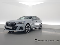 BMW 5-serie - 530e xDrive M Sport | Pano | HUD | B&W | Stoelventilatie | 360cam | Elek. Trekhaak | Carbo