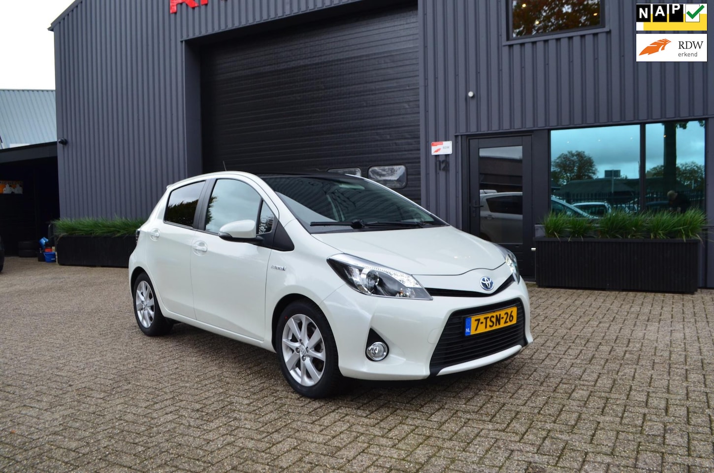 Toyota Yaris - 1.5 Full Hybrid Dynamic | NAP | Camera | Pano - AutoWereld.nl