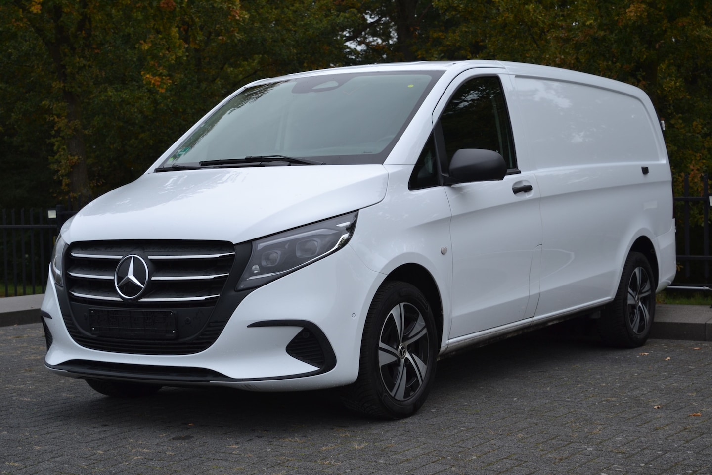 Mercedes-Benz Vito - 116 CDI L2 Lang Select | 2500kg AHW | Leer | LED | MBUX | Navi | Camera | Cruise | Climate - AutoWereld.nl
