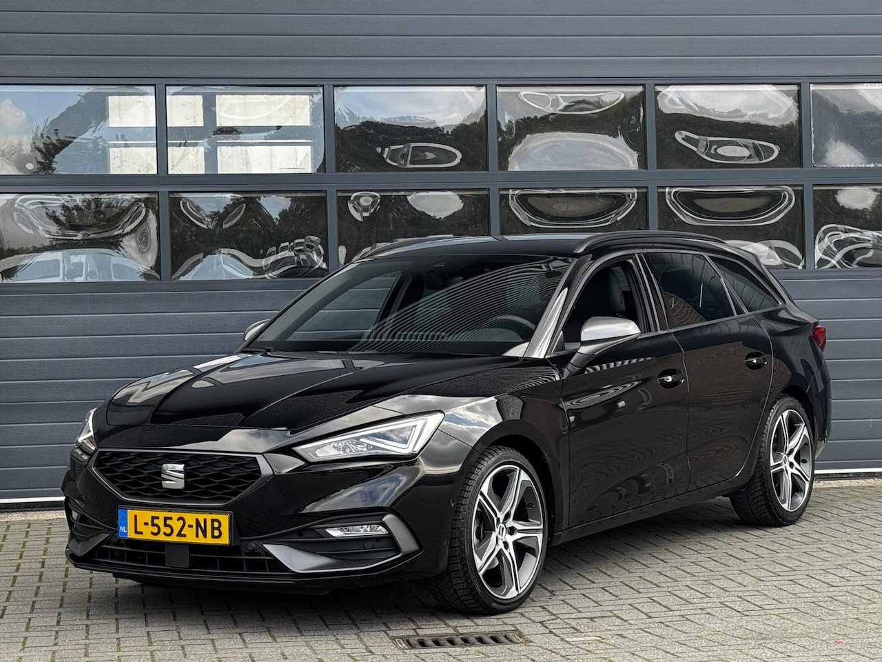 SEAT Leon Sportstourer - 1.5 eTSI FR BUSINESS INTENSE I AUTOMAAT I ADAPT. CRUISE CONTROL I P-CAMERA - AutoWereld.nl