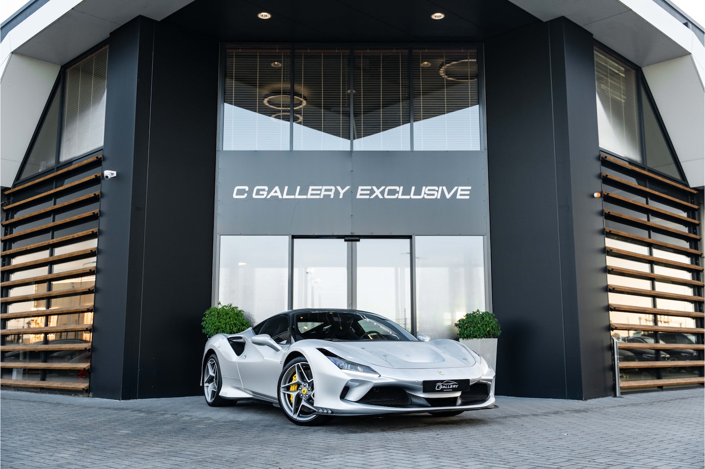 Ferrari F8 Tributo - 3.9 V8 HELE - Argento Nurburgring | Passenger Display | Racing Seats | Lift - AutoWereld.nl