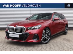 BMW 5-serie Touring - 530e M Sport Automaat / Panoramadak / Trekhaak / Achteruitrijcamera / Adaptieve LED / Harm