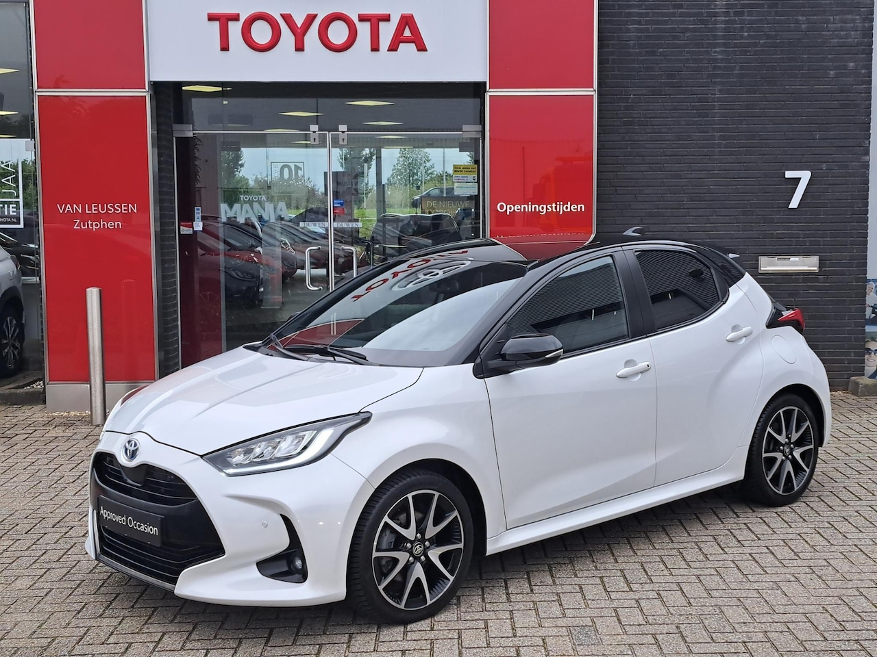 Toyota Yaris - 1.5 Hybrid Executive 4-SEIZOENSBANDEN PARKEERCAMERA PANORAMADAK LEDEREN BEKLEDING - AutoWereld.nl