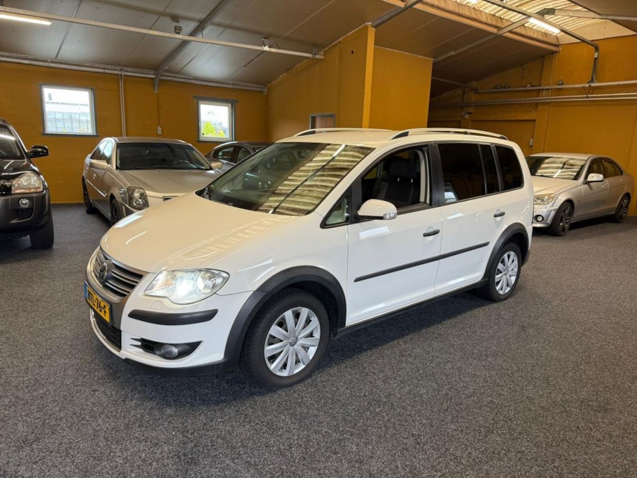 Volkswagen Touran Cross - 7 PERSOONS MET 3X & BIXENON & CAR PLAY & CRUISE CONTROL - AutoWereld.nl