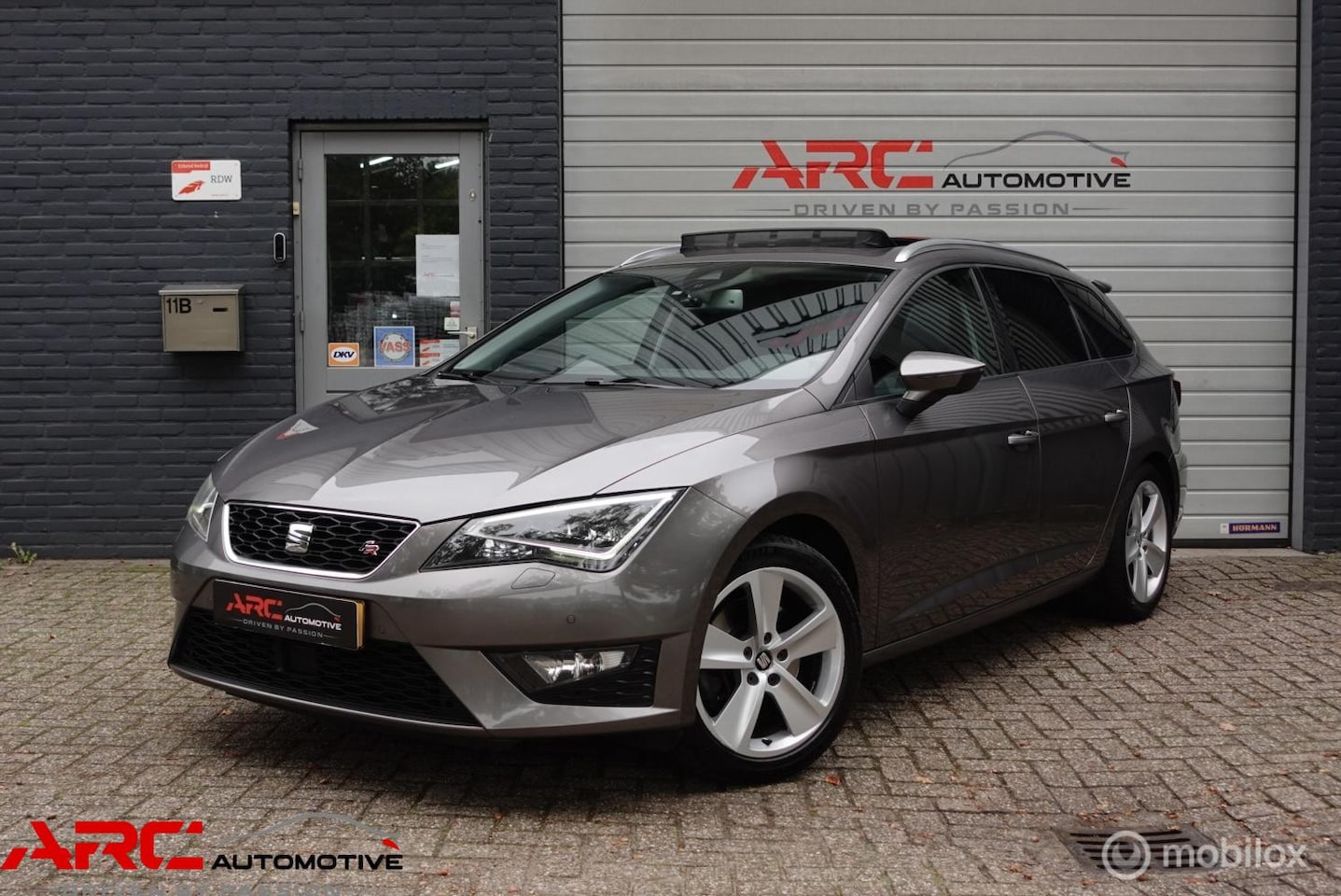 SEAT Leon ST - 1.8 TSI FR Business PANO/ACC/LANE ASSIST BOMVOL - AutoWereld.nl