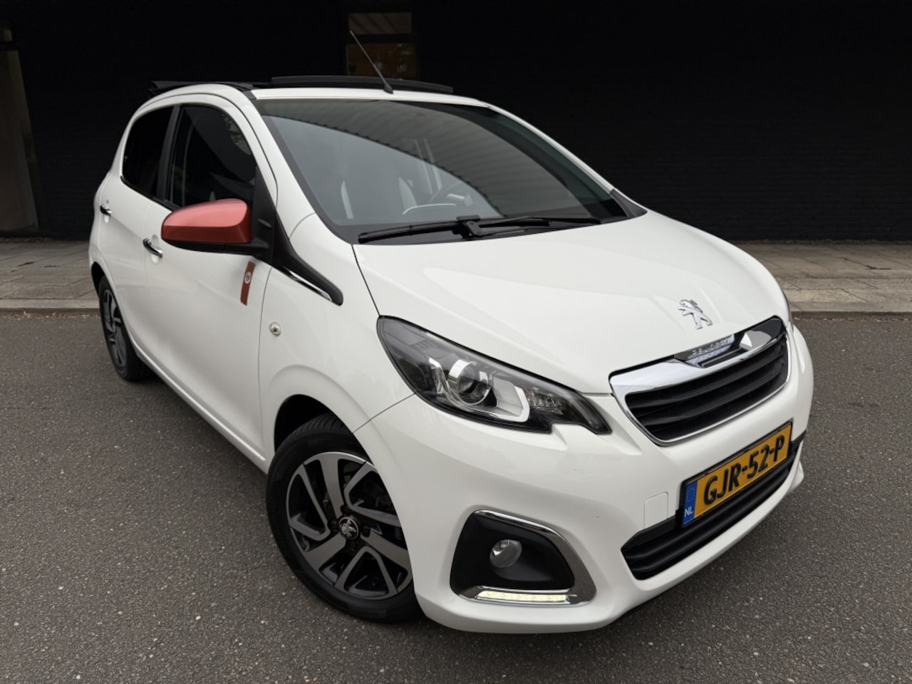 Peugeot 108 - 1.2 Puretech // Rolland Garros // Luxe uitvoering // - AutoWereld.nl