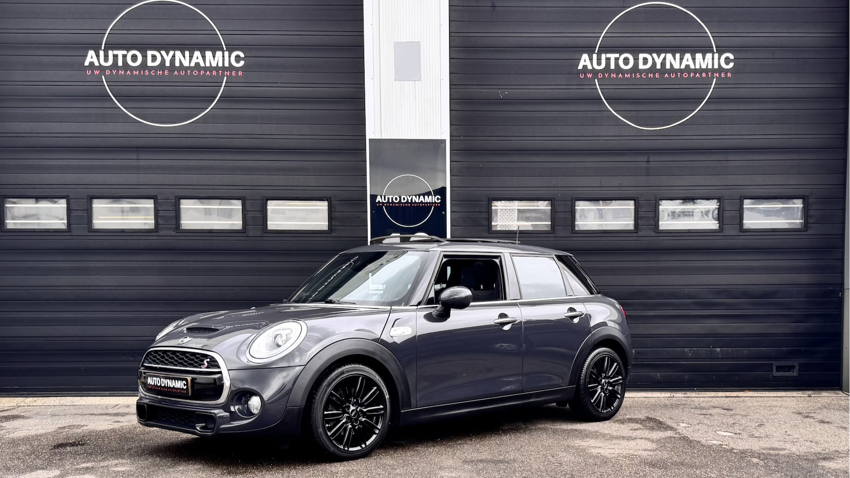 MINI John Cooper Works - Mini 2.0 S Chili JCW Serious Business Aut | Pano | Sportstoel | Leer | Harman Kardon - AutoWereld.nl