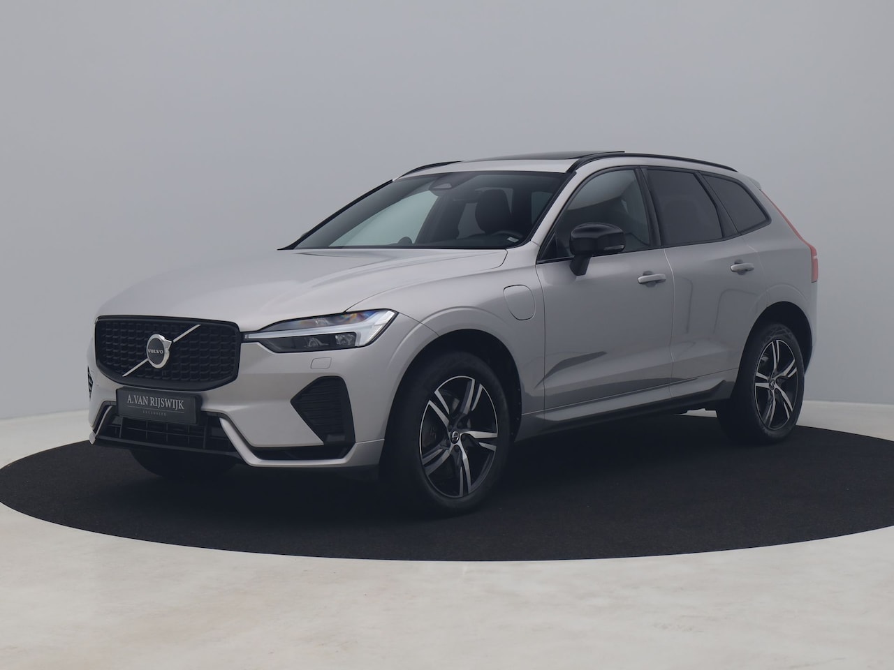 Volvo XC60 - 2.0 Recharge T6 AWD R-Design | PANO | CAMERA | ADAPTIVE | B&W | MEMORY | LUCHTVERING | STO - AutoWereld.nl