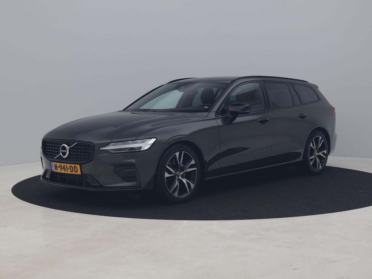 Volvo V60 - 2.0 B3 R-Design | CAMERA | ADAPTIVE | KEYLESS | STOEL- EN STUURVERW. - AutoWereld.nl
