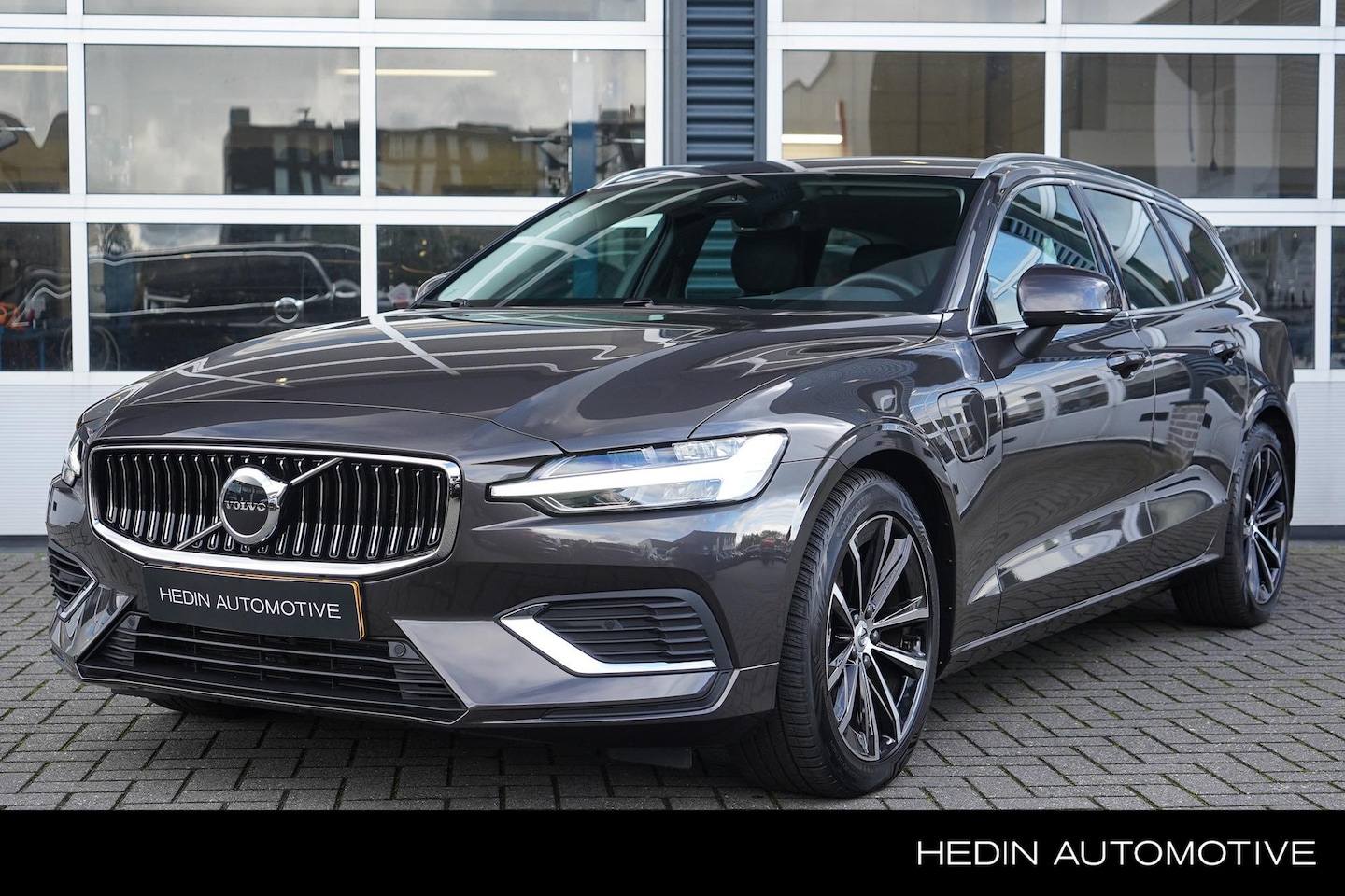 Volvo V60 - 2.0 T6 Plug-in hybrid AWD Essential Bright Trekhaak elektrisch uitklapbaar | Navigatiesyst - AutoWereld.nl