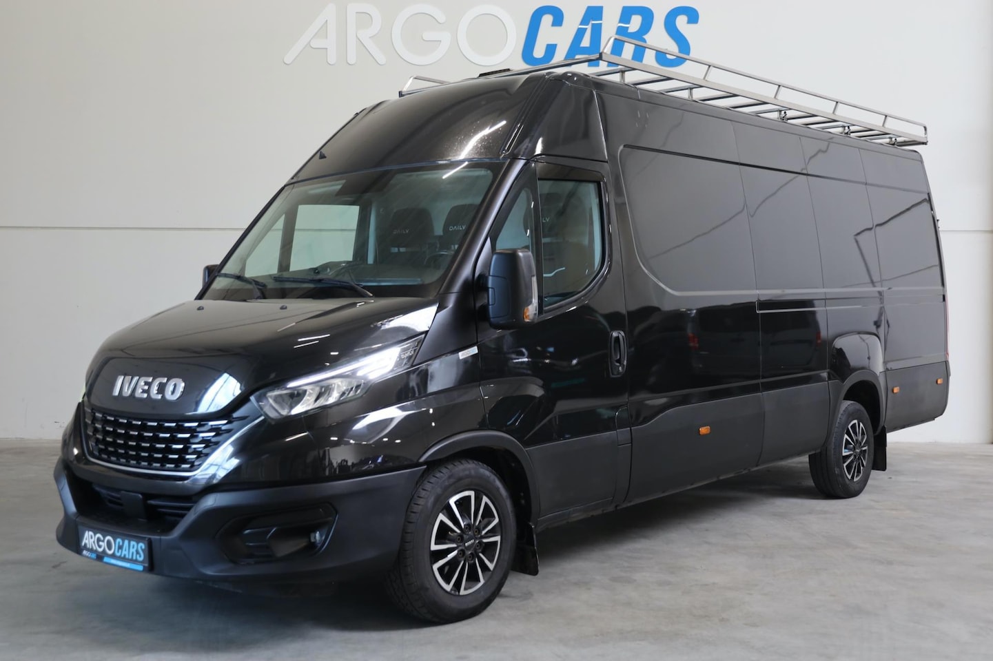 Iveco Daily - 35S18 L4/H3 AUTOMAAT 180PK LED CAMERA CLIMA Imperiaal-Trap 3500K TREKHAAK LEASE V/A €178,- - AutoWereld.nl