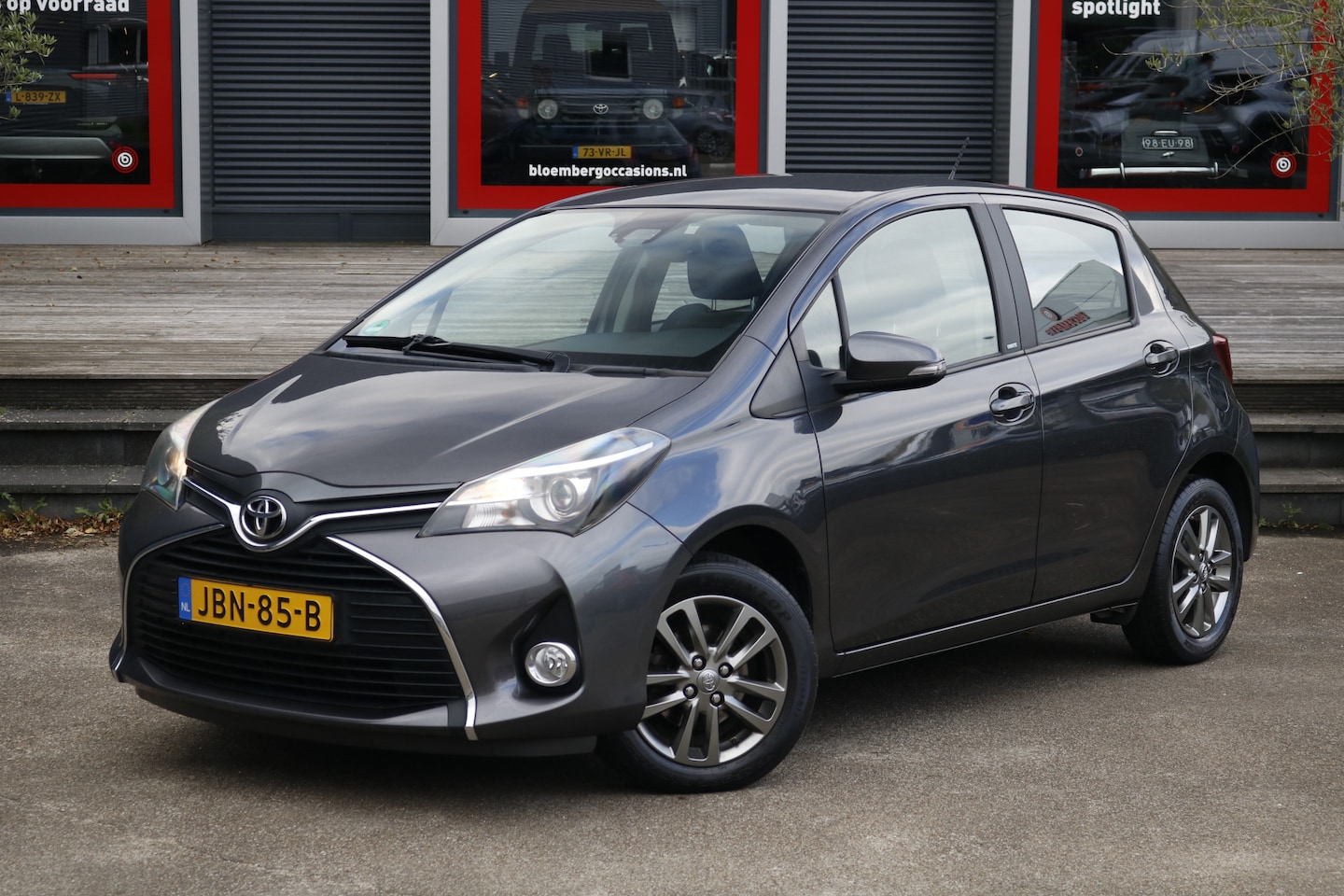 Toyota Yaris - 1.3 VVT-i Aspiration |stoelverwarming| Bluetooth | LM velgen | - AutoWereld.nl
