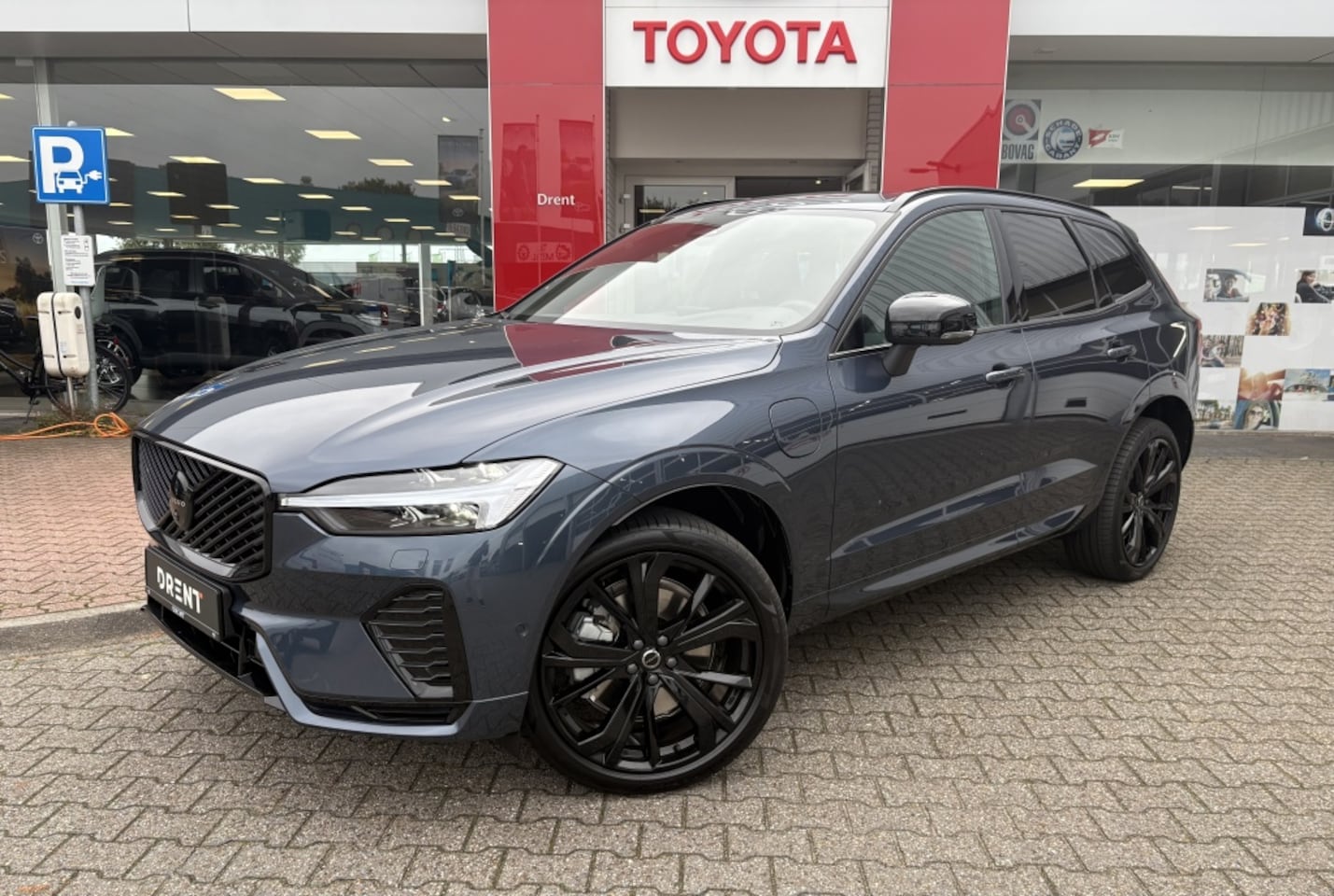 Volvo XC60 - 2.0 T6 AWD+ Ultra Dark Black Edition | Panoramadak | H&K audio | - AutoWereld.nl