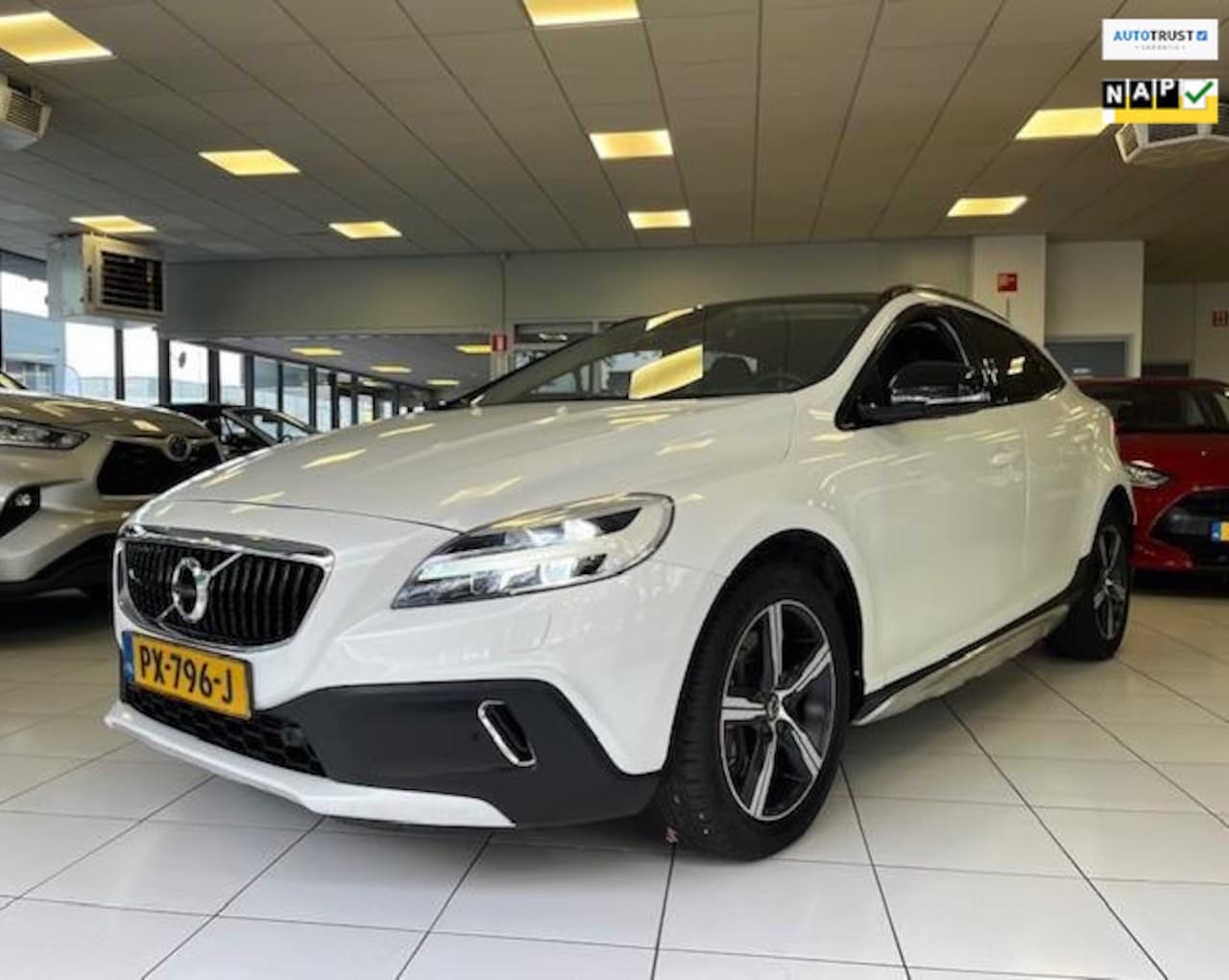 Volvo V40 Cross Country - 1.5 T3 Nordic+/NAP/Glazen dak/Dealer onderhouden/Leder/Navi/Camera - AutoWereld.nl