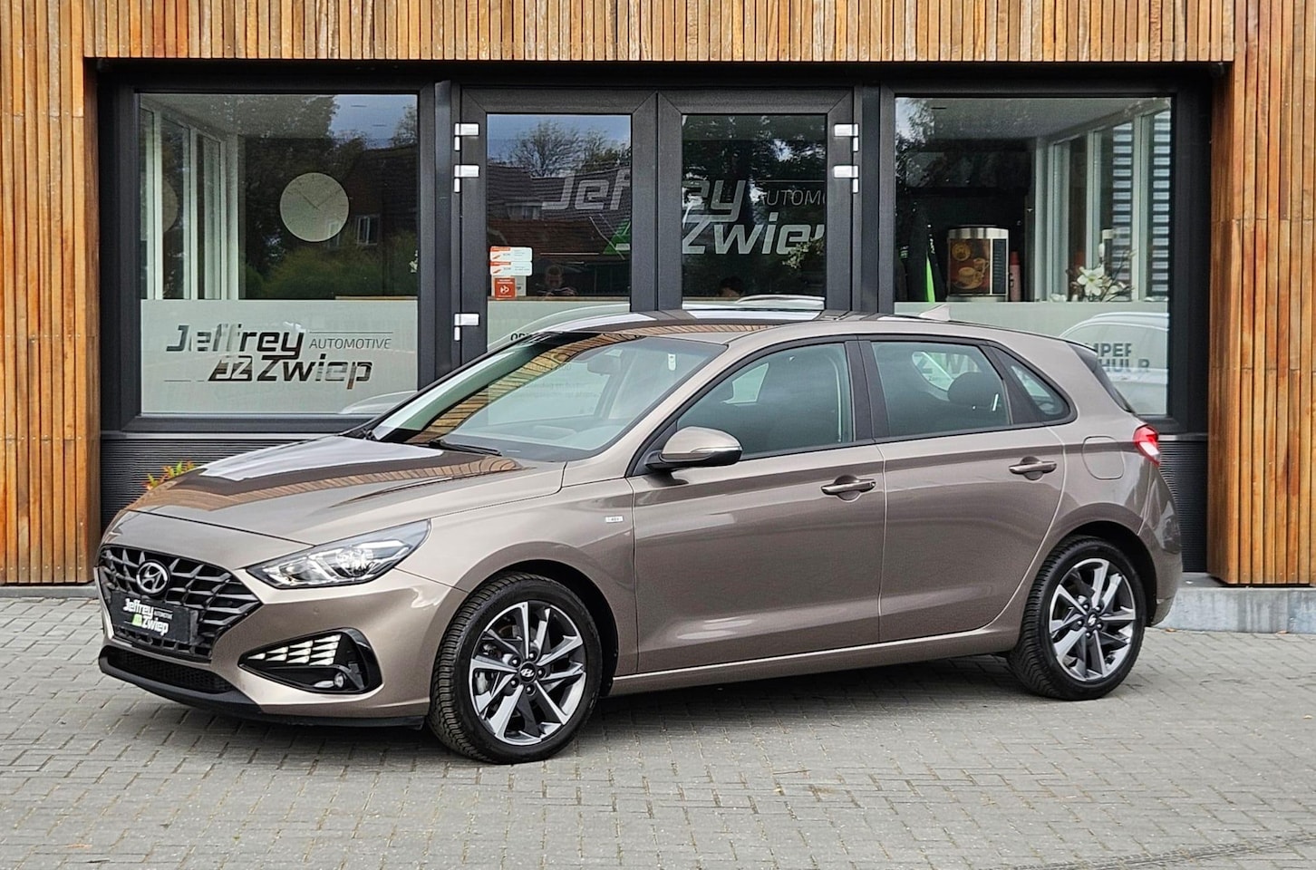 Hyundai i30 - 1.0 T-GDi MHEV i-Motion stoelverwarming. stuurverwarming. camera achter. Apple carplay. - AutoWereld.nl