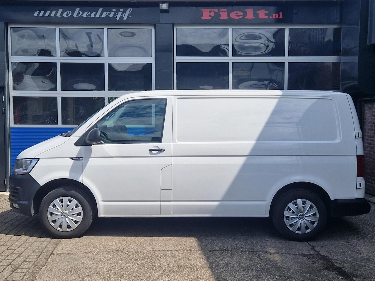 Volkswagen Transporter - 2.0 TDI L1H1 Comfortline / Automaat / Trekhaak / Bluetooth / Cruise control / Airco / Orig - AutoWereld.nl