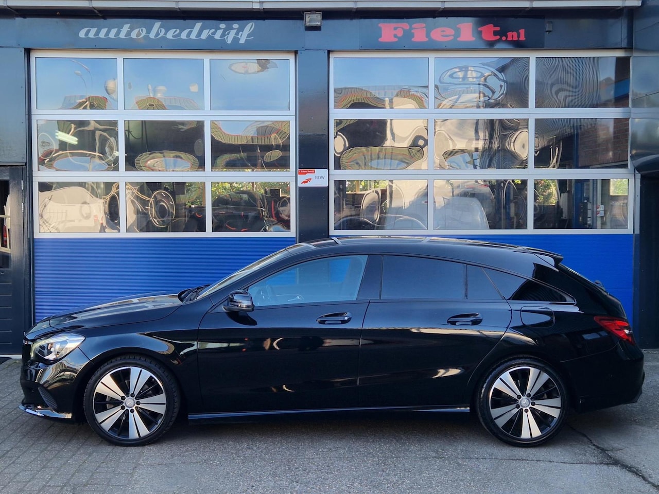 Mercedes-Benz CLA-klasse Shooting Brake - 180 / Automaat / Navigatie / Bluetooth / Parkeersensoren / Cruise control - AutoWereld.nl