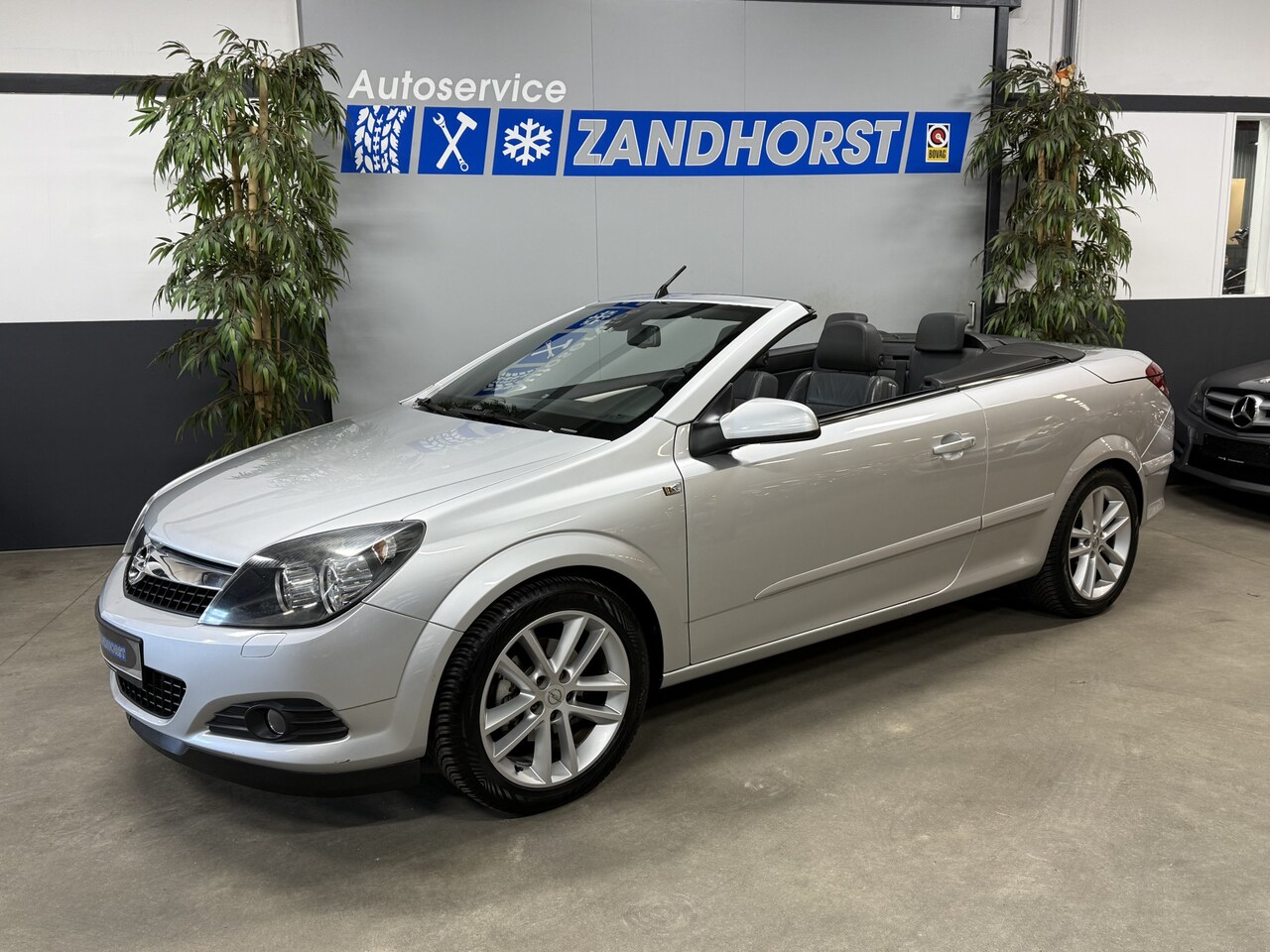 Opel Astra TwinTop - 1.8 Cosmo // Leer // Trekhaak // LM velgen - AutoWereld.nl