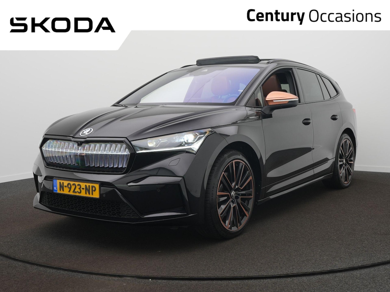 Skoda Enyaq iV - 80 Founders Edition Black / Panodak / Elek. Stoelen / Crystal-Light / Leder - AutoWereld.nl