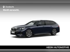 BMW 5-serie Touring - 520i M-Sport | Panorama | Driving Assistant Plus | Harman Kardon | Standkachel | Trekhaak
