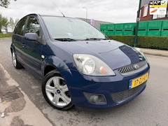 Ford Fiesta - 1.6-16V AUTOMAAT BJ 2008/AIRCO/15 INCH/5 DEURS /ZEER NETJES