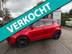 Suzuki Swift - 1.0 Stijl Smart Hybrid 112 PK // TREKHAAK // Sportieve Swift // Zwarte Velgen // Spoiler /