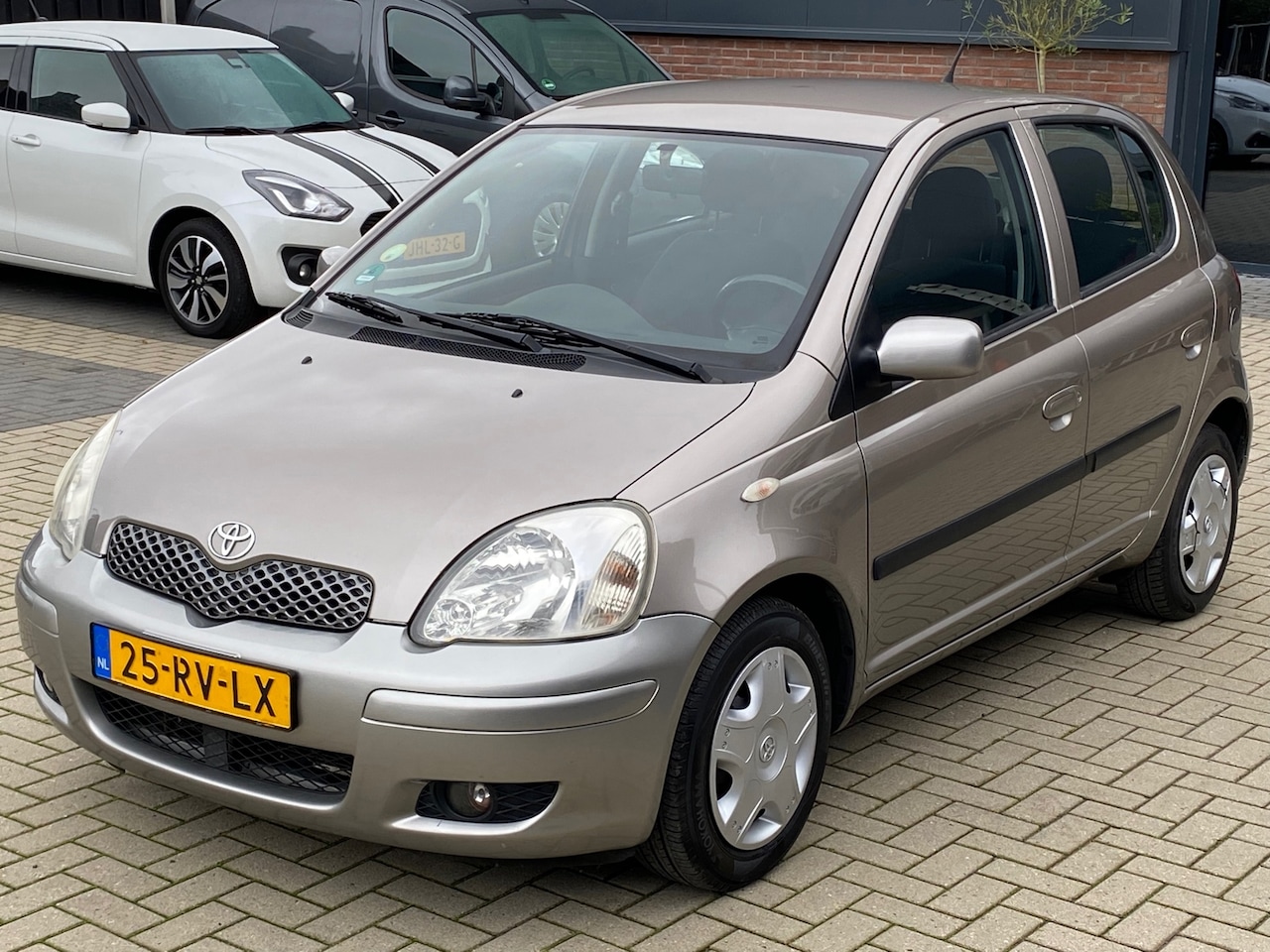 Toyota Yaris - 1.3 VVT-i S-Line NIEUWSTAAT 5 DEURS AIRCO TREKHAAK - AutoWereld.nl