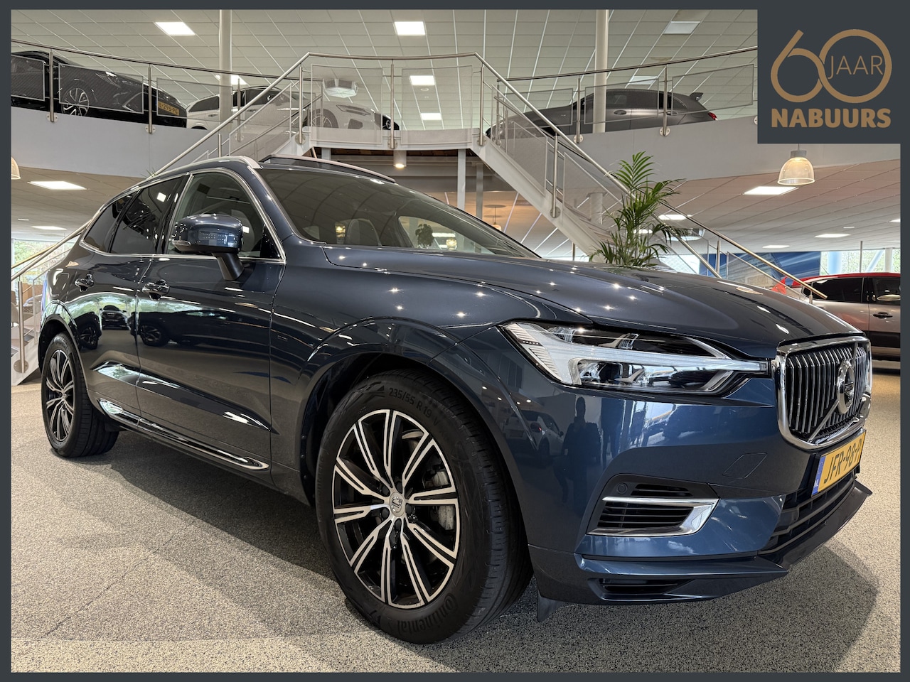 Volvo XC60 - 2.0 T8 AWD Inscription, Pano, Trekhaak, Luchtvering, 360cam, H&K - AutoWereld.nl