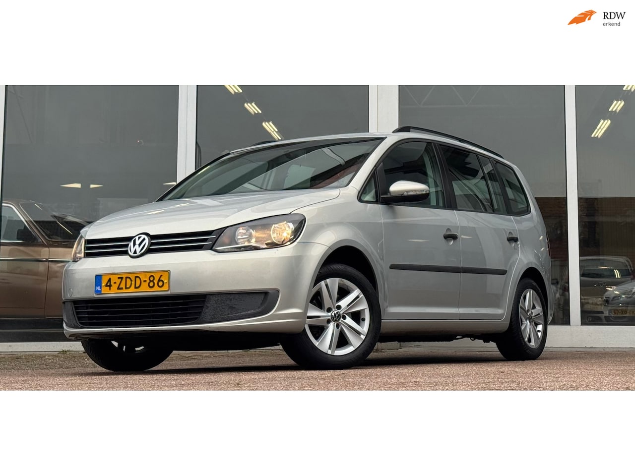 Volkswagen Touran - 1.6 TDI Trendline BlueMotion Navi PDC Trekhaak - AutoWereld.nl
