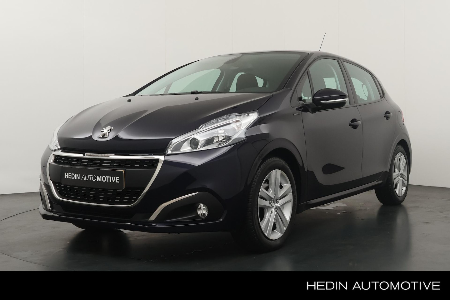 Peugeot 208 - 1.2 110pk Signature Automaat | Trekhaak | Navigatie | Cruise Control | Parkeersensoren Ach - AutoWereld.nl