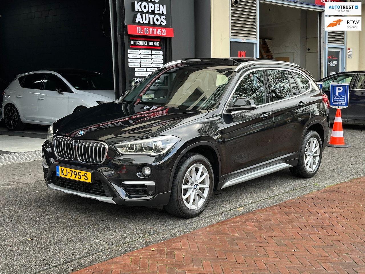 BMW X1 - SDrive20i Automaat Leer Navi Clima Pano - AutoWereld.nl